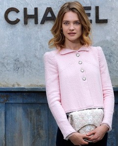 Базовый гардероб:  когда и с чем носить жакет Шанель